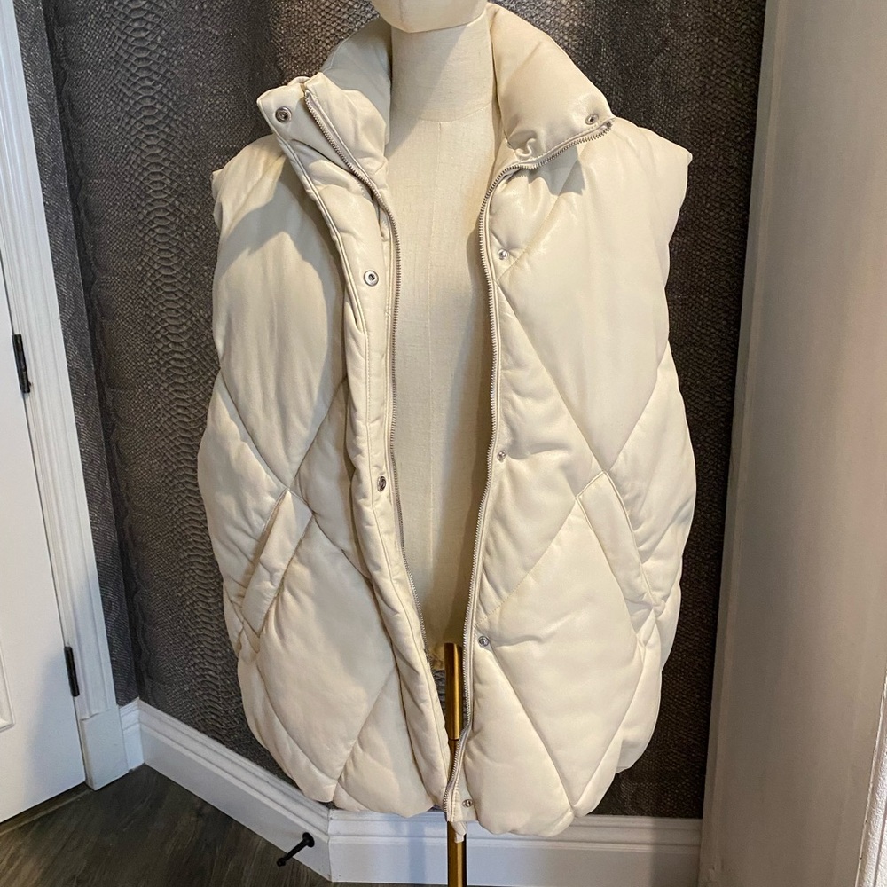 A&F Oversized Vegan Leather Quilted Vest - Picture 6 of 7